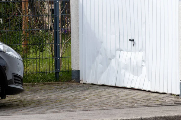 PORTE DE GARAGE FRACTUREE